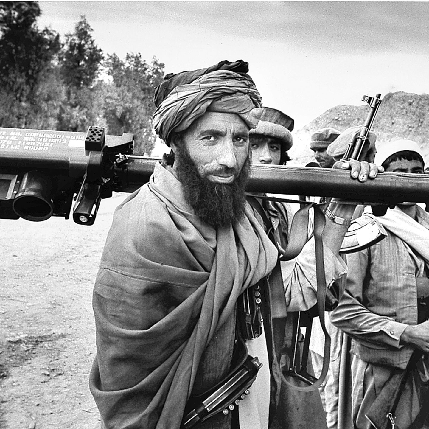 Mudschaheddin-Krieger trägt eine Stinger-Luftabwehrrakete auf der Schulter