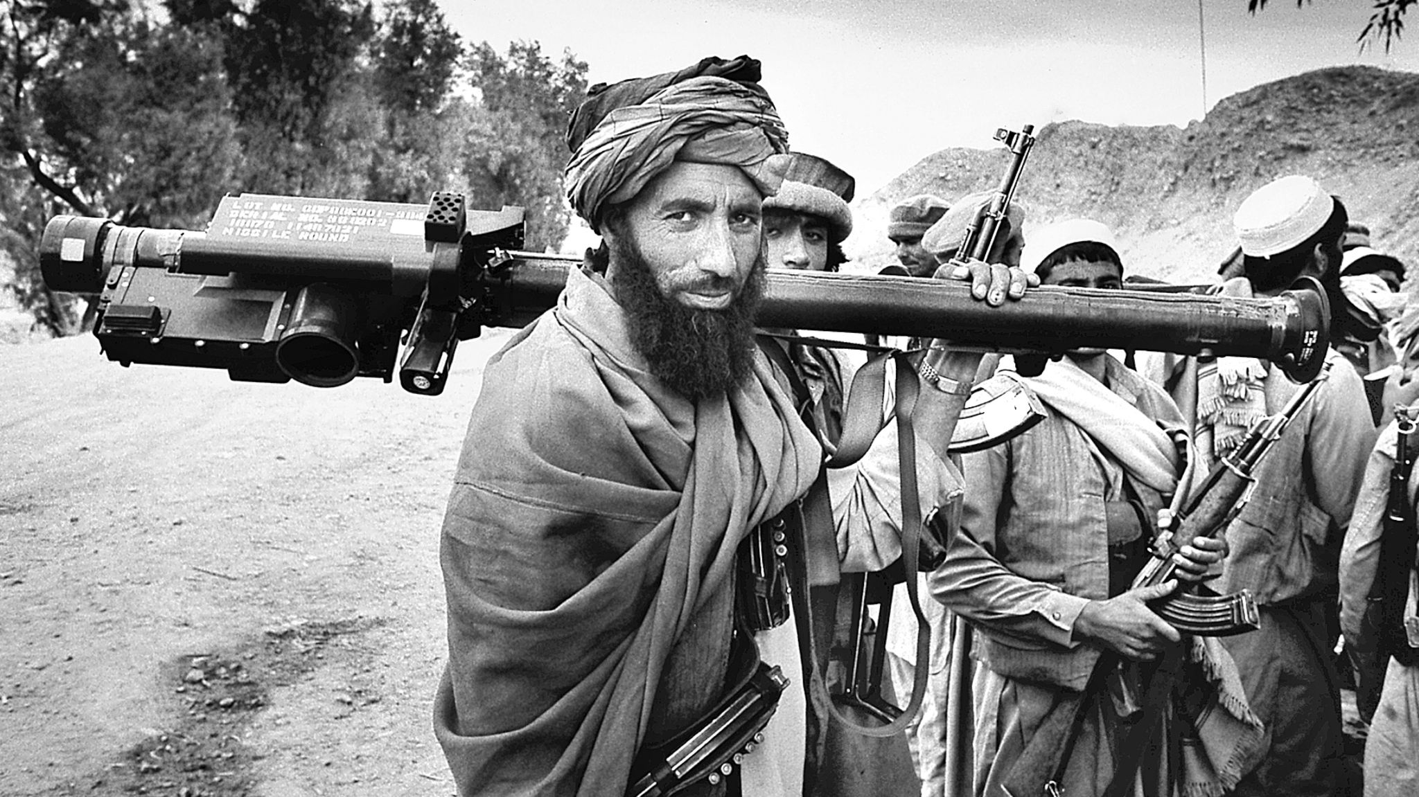 Mudschaheddin-Krieger trägt eine Stinger-Luftabwehrrakete auf der Schulter