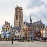 Belgien die  Stadt Mechelen mit Marktplatz und Kathedrale
