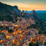 Das Dorf Castelmezzano an einer Steilküste zwischen hoch aufragenden Gipfeln