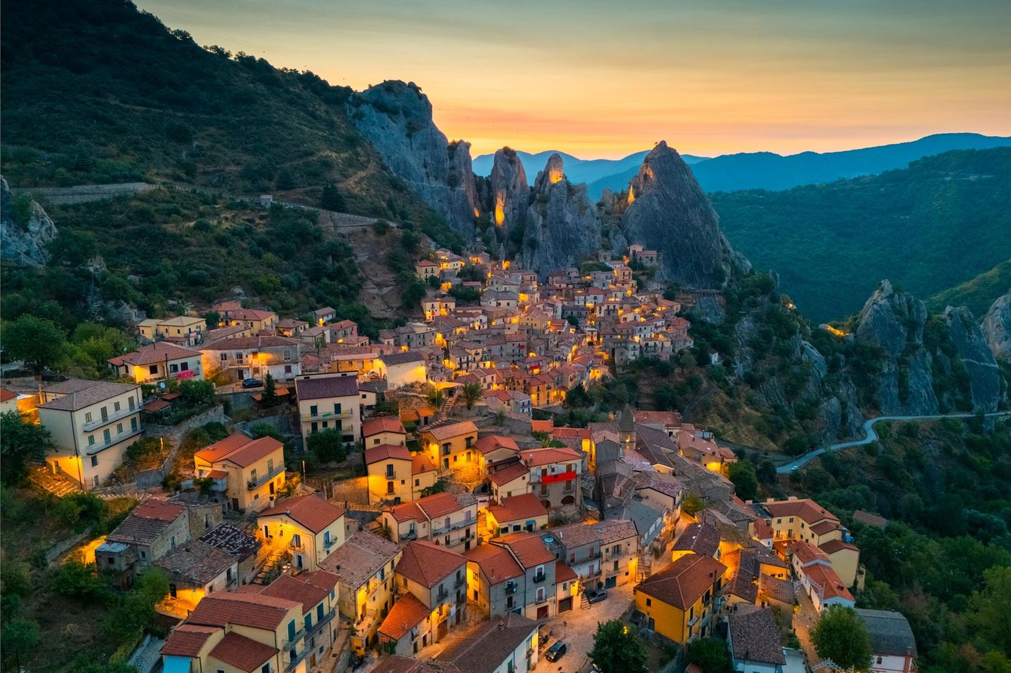 Das Dorf Castelmezzano an einer Steilküste zwischen hoch aufragenden Gipfeln