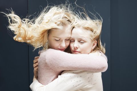 Liebevolle Berührung setzt heilsame Kräfte des Hormons Oxytocin im Körper frei