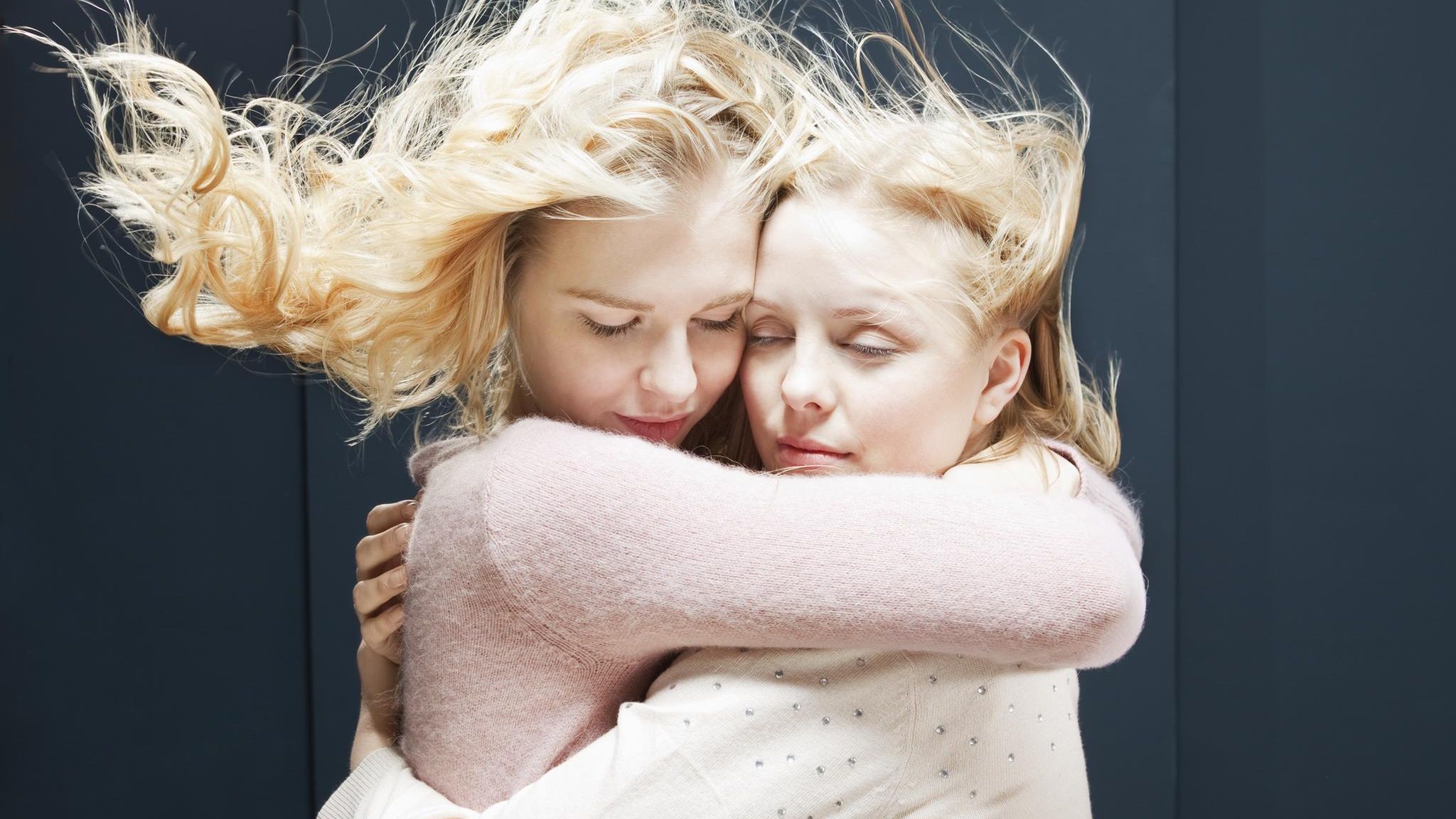 Liebevolle Berührung setzt heilsame Kräfte des Hormons Oxytocin im Körper frei