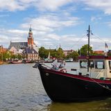 Der Stadthafen von Leer in Ostfriesland mit Schiffen und Blick auf das Rathaus.