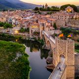 Mittelalterliche Brücke von Besalú bei Sonnenuntergang