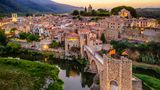 Mittelalterliche Brücke von Besalú bei Sonnenuntergang