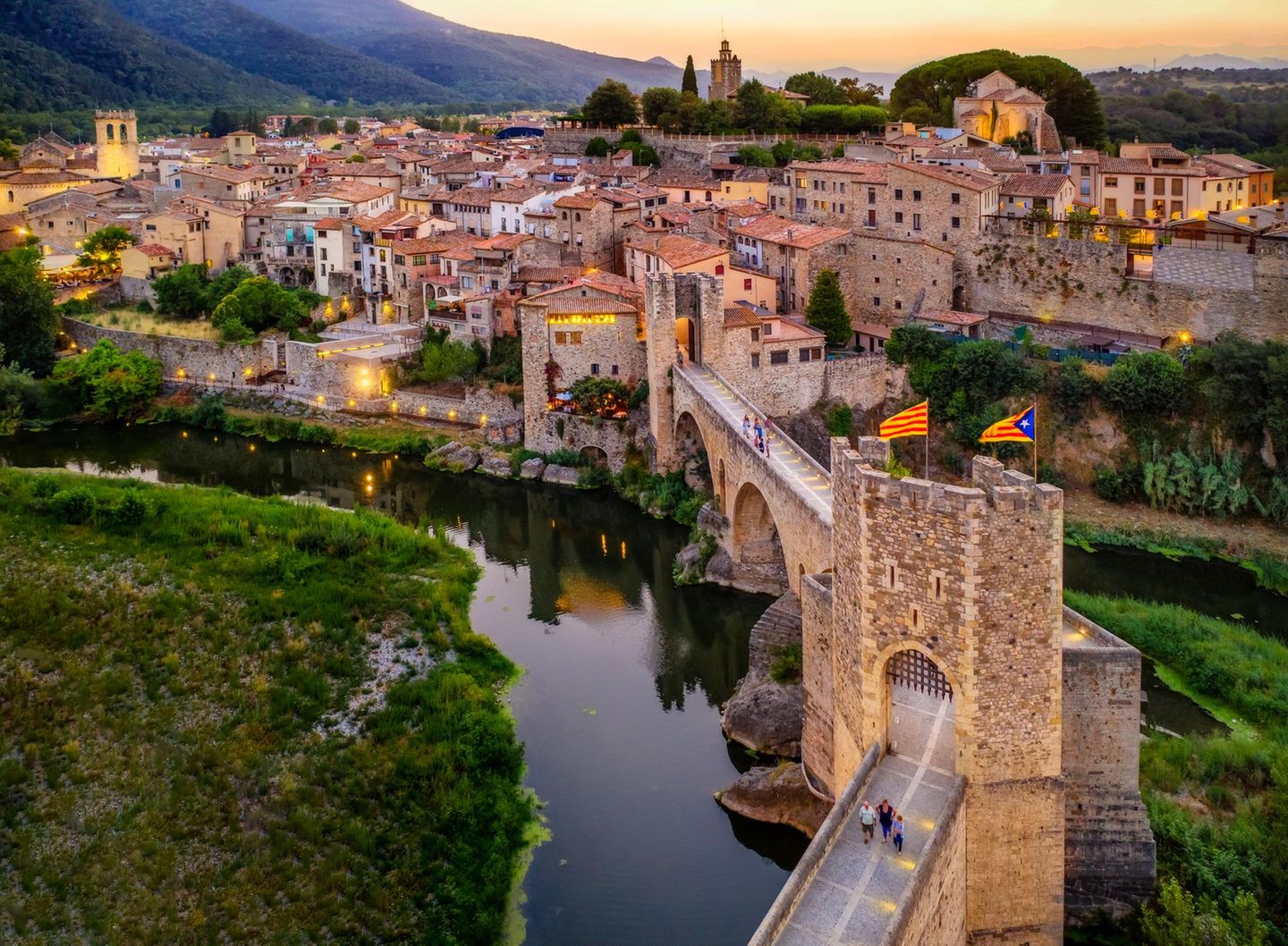 Mittelalterliche Brücke von Besalú bei Sonnenuntergang