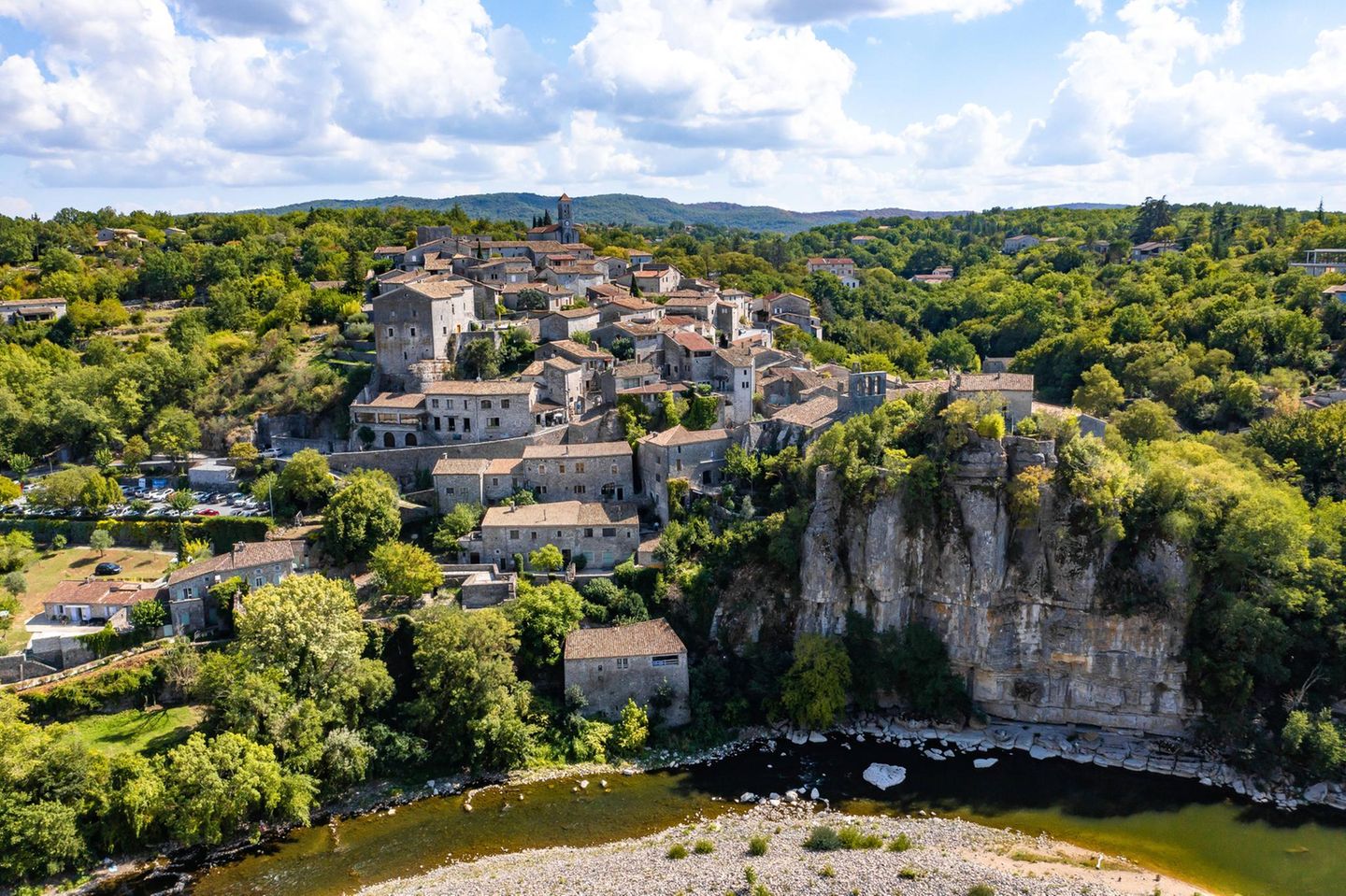Luftaufnahme von Balazuc, einem der schönsten Dörfer in der Ardèche