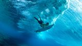 Eine Perspektive, die sonst nur Meeresbewohner kennen: In der Nähe der Insel Tavarua gelang dem brasilianischen Fotografen Frederico Figueiredo die spektakuläre Aufnahme eines Surfers, der tief unter Wasser abtaucht, um einer heranrollenden Welle auszuweichen. Die Fidschi-Inseln gelten als ebenso beliebtes wie anspruchsvolles Surferparadies und sind vor allem erfahrenen Big‑Wave‑Surfern vorbehalten.