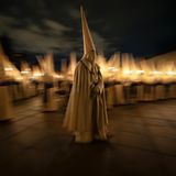 Nacht der Trauer: Ein Büßer geht barfuß über die Plaza de la Catedral im spanischen Zamora. Hinter ihm kommt die Prozession seiner vermummten Bruderschaft langsam zum Stillstand, Kerzenlicht durchbricht die Dunkelheit. Die "Yacente"-Prozession findet traditionell am Gründonnerstag statt und steht für Trauer und Besinnung; ihr letztes Lied erklingt erst weit nach Mitternacht. Während der Karwoche wird Zamora mit seinen prunkvollen Umzügen der katholischen Bruderschaften zur Attraktion für Einheimische und Gäste.