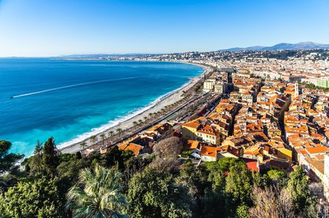 Seit 2021 gehört Nizza als „Winterkurort an der Riviera“ zum UNESCO-Welterbe. Schon seit Jahrhunderten zieht die Stadt Reisende aus ganz Europa an. Eng verbunden mit dem Aufstieg zur Tourismusmetropole ist die berühmte Promenade des Anglais (Promenade der Engländer). Die rund sieben Kilometer lange Flaniermeile am Strand entstand Ende des 18. Jahrhunderts auf Initiative wohlhabender Briten, die ihren Winterurlaub besonders gern an der Riviera verbrachten. Das traumhafte Licht der Côte d’Azur lockte zudem Künstler wie Henri Matisse und Marc Chagall, die Nissa la Bella zu ihrer Wahlheimat machten. Ihre schönsten Werke sind hier bis heute in den Künstlern gewidmeten Museen zu sehen. Im Hinterland von Nizza liegen idyllische Bergdörfer mit traditionellen Märkten, mittelalterlichen Gassen und Ruinen. Dank der Nähe zu den Südfranzösischen Alpen ist ein Abstecher in schneebedeckte Höhen kein Problem: In rund zwei Stunden erreichen Sie Skigebiete, deren verschneite Hänge einen spektakulären Kontrast zu Küste und Mittelmeer bieten.