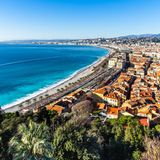 Wegen ihrer Schönheit, Geschichte und spektakulären Lage zwischen Meer und Bergen ist die Stadt Nizza seit 2021 als "Winterkurort an der Riviera" UNESCO-Weltkulturerbe. Eng verbunden mit dem Aufstieg zur Tourismusmetropole ist die berühmte Promenade des Anglais (Promenade der Engländer). Die rund sieben Kilometer lange Flaniermeile am Strand entstand Ende des 18. Jahrhunderts auf Initiative wohlhabender Briten, die ihren Winterurlaub besonders gern an der Riviera verbrachten. Das traumhafte Licht der Côte d’Azur lockte zudem Künstler wie Henri Matisse und Marc Chagall, die Nissa la Bella zu ihrer Wahlheimat machten. Ihre schönsten Werke sind hier bis heute in den Künstlern gewidmeten Museen zu sehen. Im Hinterland von Nizza liegen idyllische Bergdörfer mit traditionellen Märkten, mittelalterlichen Gassen und Ruinen. Dank der Nähe zu den Südfranzösischen Alpen ist ein Abstecher in schneebedeckte Höhen kein Problem: In rund zwei Stunden erreichen Sie Skigebiete, deren verschneite Hänge einen spektakulären Kontrast zur Küste des Mittelmeer bilden.