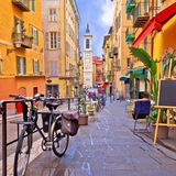 Enge Gassen, barocke Kirchen, pastellfarbene Fassaden und darüber Wäscheleinen, die sich von Fenster zu Fenster spannen: Nizzas Altstadt ist reich an französisch-italienischem Flair, die abwechslungsreiche Besiedlungsgeschichte kann man hier in reinster Fom betrachten. Ein Must-See ist der Cours Saleya, einer der schönsten Märkte Frankreichs. Hier duften Kräuter aus der Provence, türmen sich Oliven und bunte Blumen, gibt es feine Seifen aus Marseille zu kaufen. Rund um den Platz laden Terrassen zum Verweilen ein – perfekt für einen Café Crème, ein Eis oder ein leichtes Mittagessen unter freiem Himmel. Wer die Küche der Côte d’Azur probieren möchte, bestellt Socca, einen goldbraunen Pfannkuchen aus Kichererbsenteig, oder Pan Bagnat, ein knuspriges Sandwich mit den Zutaten eines Salade Niçoise.