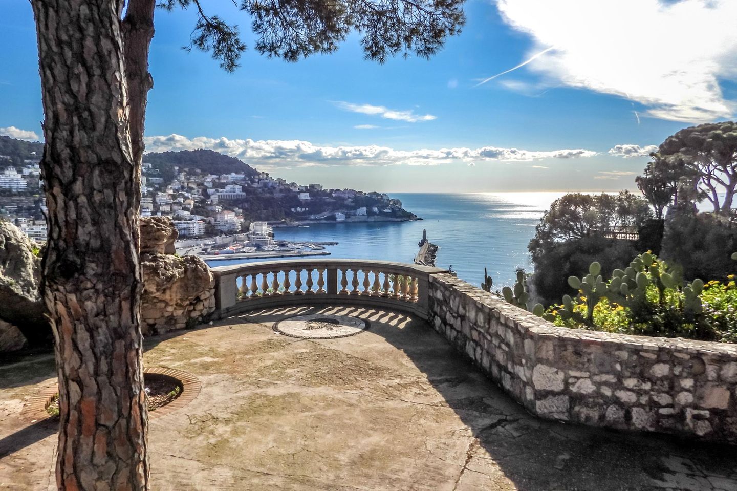 Wer eine Pause vom bunten Treiben der Stadt braucht, macht am besten einen Abstecher auf den Colline du Château ("Schlosshügel") zwischen Altstadt und Hafen. Hier ist die Luft im Hochsommer etwas kühler, die Menschengruppen verlaufen sich. Von der mittelalterlichen Festung, die der Anhöhe einst ihren Namen gab, sind heute nur noch Ruinen übrig. Seit dem 19. Jahrhundert liegt hier ein sorgfältig angelegter Stadtpark mit Spazierwegen, Aussichtsterrassen, Spielplätzen, Picknickwiesen und einem künstlichen Wasserfall, gespeist vom Canal de la Vésubie. Mehrere Plattformen bieten traumhafte Blicke über die Baie des Anges ("Bucht der Engel"), die Promenade, die Altstadt, den Hafen und bei klarer Sicht bis zu den Seealpen.