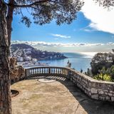 Wer eine Pause vom bunten Treiben der Stadt braucht, macht am besten einen Abstecher auf den Colline du Château ("Schlosshügel") zwischen Altstadt und Hafen. Hier ist die Luft im Hochsommer etwas kühler, die Menschengruppen verlaufen sich. Von der mittelalterlichen Festung, die der Anhöhe einst ihren Namen gab, sind heute nur noch Ruinen übrig. Seit dem 19. Jahrhundert liegt hier ein sorgfältig angelegter Stadtpark mit Spazierwegen, Aussichtsterrassen, Spielplätzen, Picknickwiesen und einem künstlichen Wasserfall, gespeist vom Canal de la Vésubie. Mehrere Plattformen bieten traumhafte Blicke über die Baie des Anges ("Bucht der Engel"), die Promenade, die Altstadt, den Hafen und bei klarer Sicht bis zu den Seealpen.
