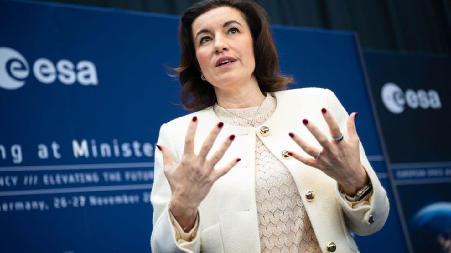 Bundesforschungsministerin Dorothee Bär würde gerne zum Mond fliegen. (Archivbild) Foto: Sina Schuldt/dpa