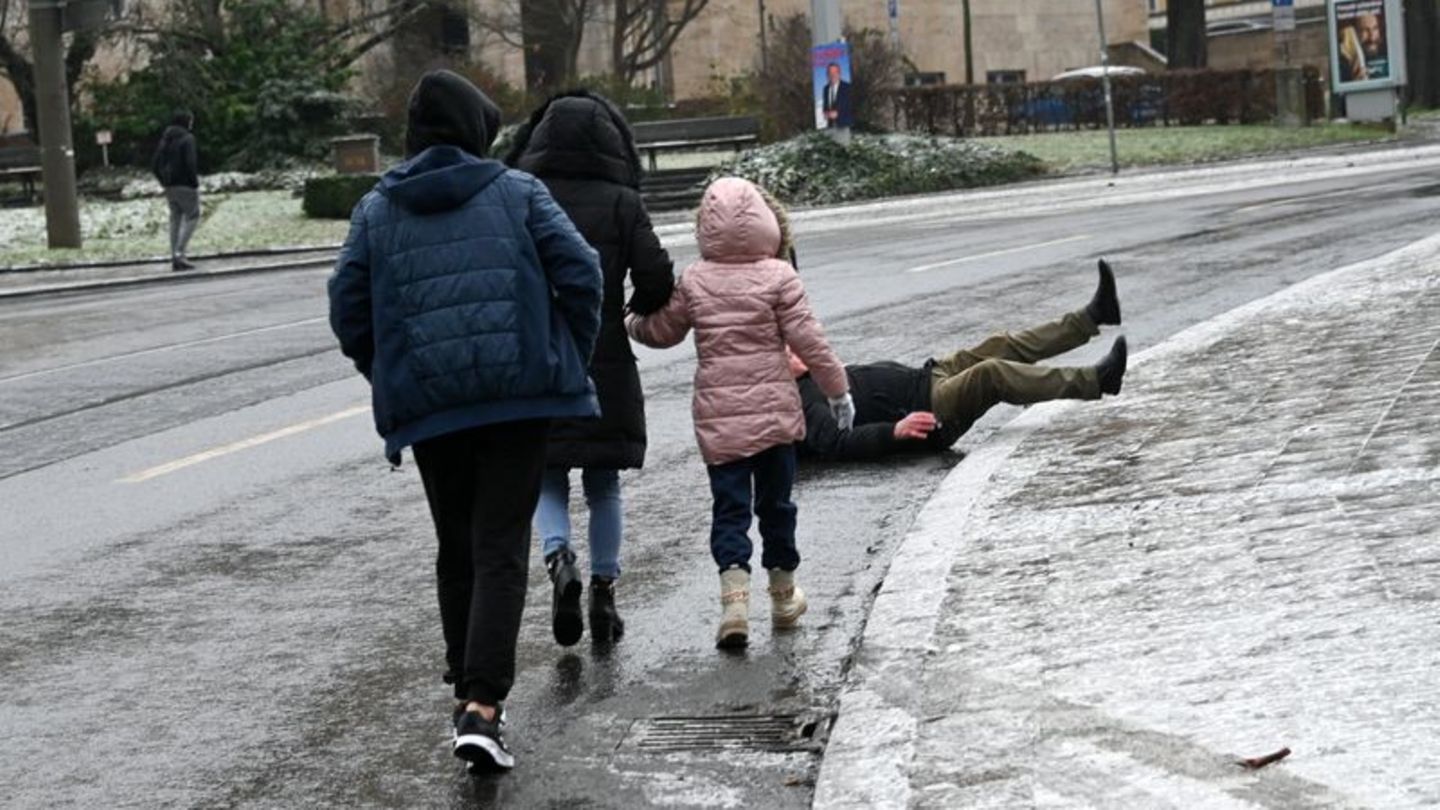 Autsch! Solche Stürze bei Glatteis können schmerzhafte und langwierige Folgen haben. Foto: Uwe Zucchi/dpa