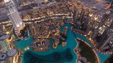 Blick von oben auf See und Gebäude rund um Dubai Fountain Area