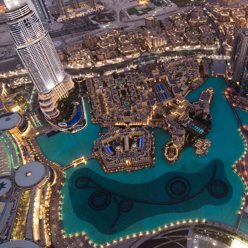 Blick von oben auf See und Gebäude rund um Dubai Fountain Area