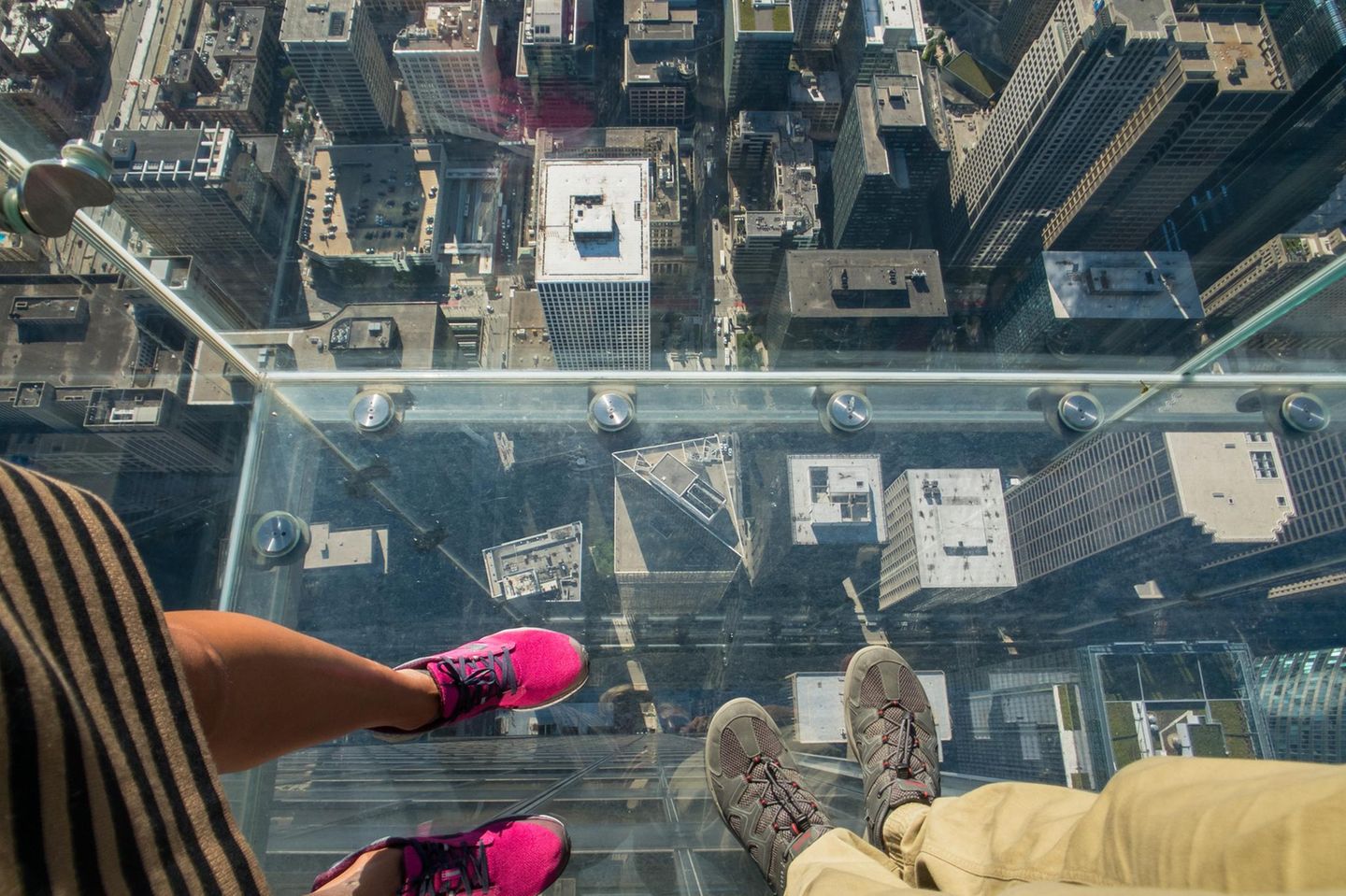 Blick durch Glasboden am Willis Tower