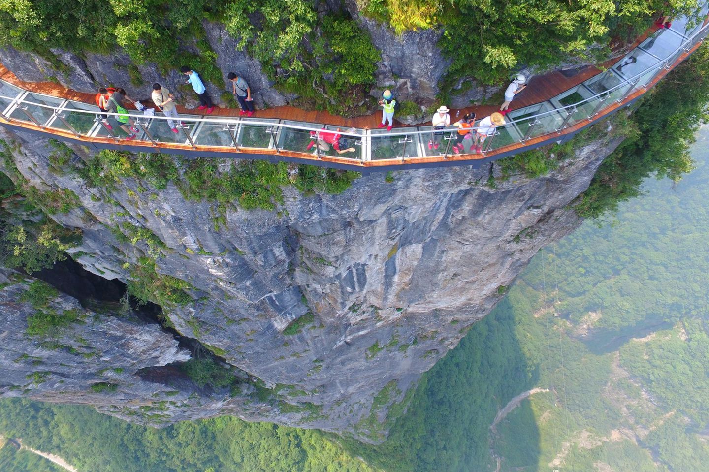 Glassweg Panlong Cliff Glass Walkway an Klippe des Tianmen-Bergs, darauf Menschen