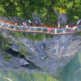 Glassweg Panlong Cliff Glass Walkway an Klippe des Tianmen-Bergs, darauf Menschen
