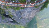 Glassweg Panlong Cliff Glass Walkway an Klippe des Tianmen-Bergs, darauf Menschen