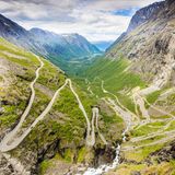 Blick von oben auf Berge und Straße Trollstigen