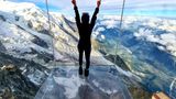 Frau in Glasbox an der Aiguille du Midi, Chamonix