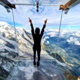 Frau in Glasbox an der Aiguille du Midi, Chamonix