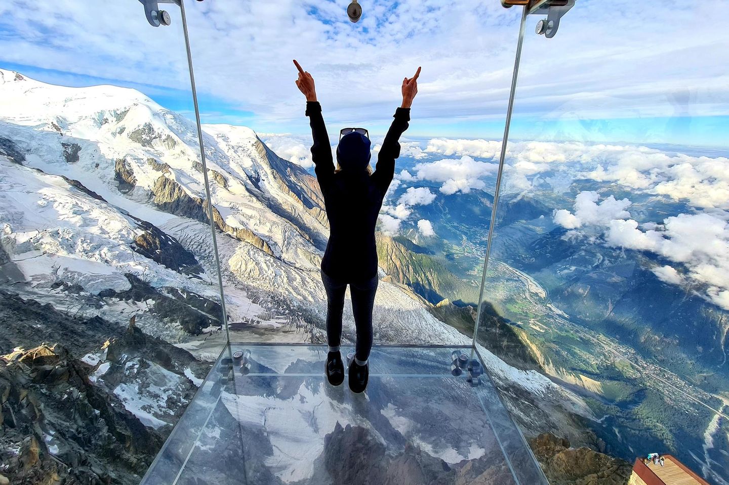 Frau in Glasbox an der Aiguille du Midi, Chamonix