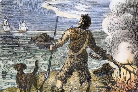 Alexander Selkirk steht am Strand und macht Feuer