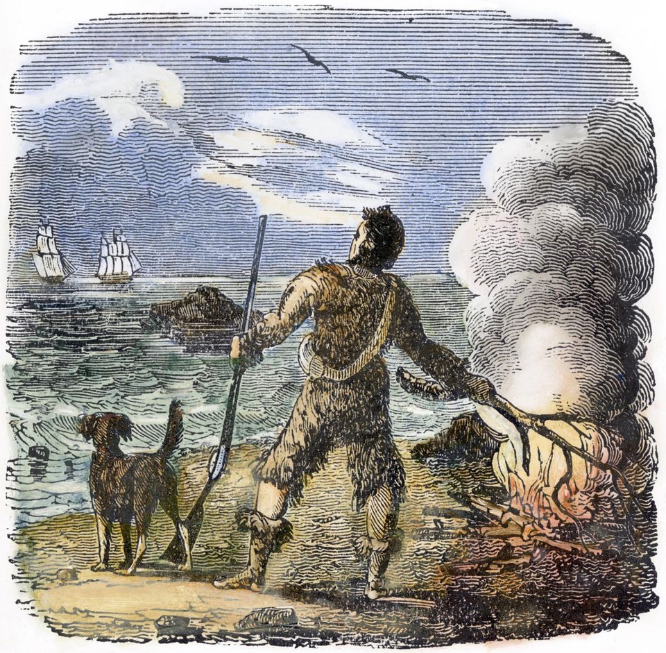Alexander Selkirk steht am Strand und macht Feuer