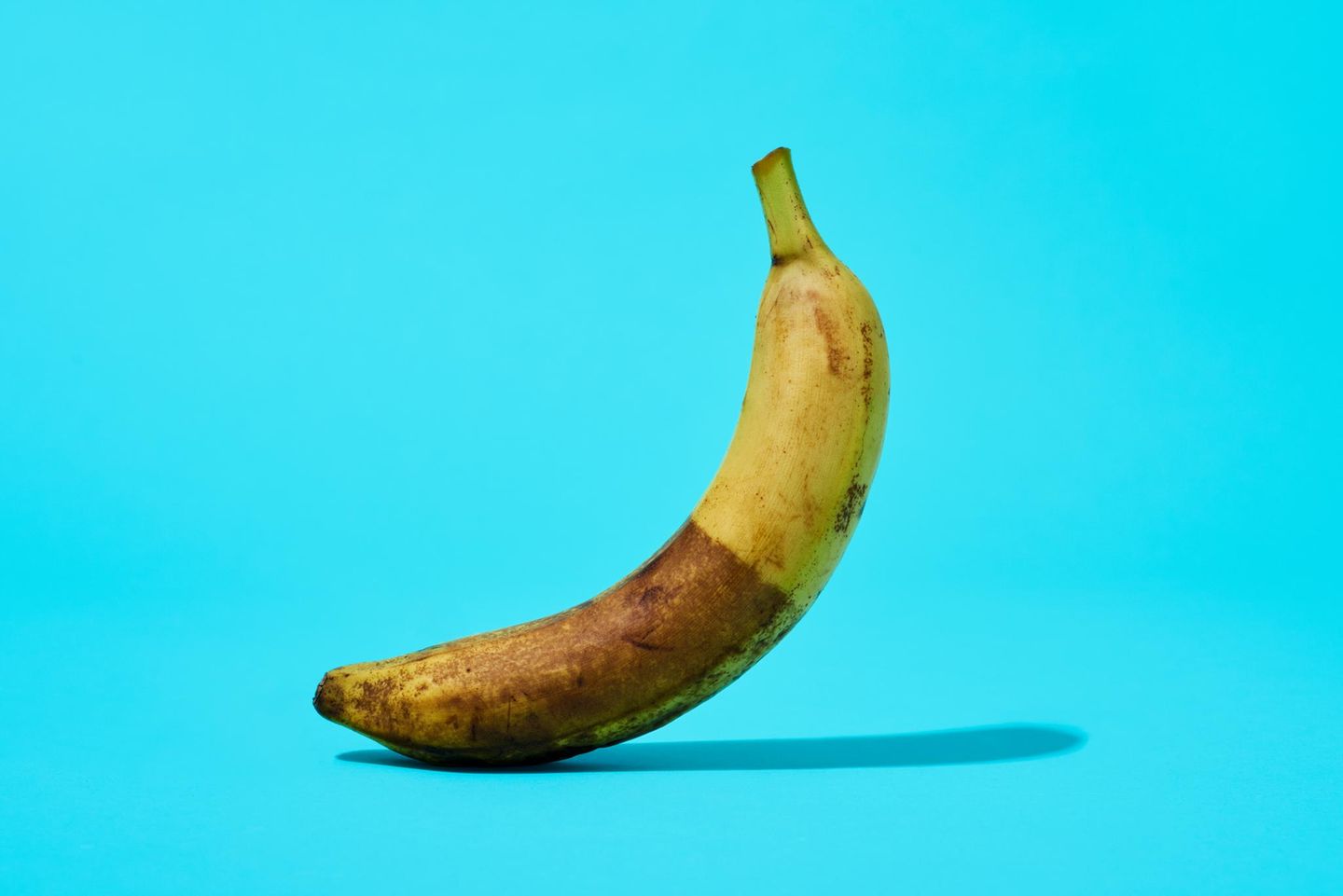 Wie alt diese Banane ist, verrät nur ein Blick in ihr Inneres. Schaffen auch wir Menschen es, unser wahres Alter zu verschleiern?