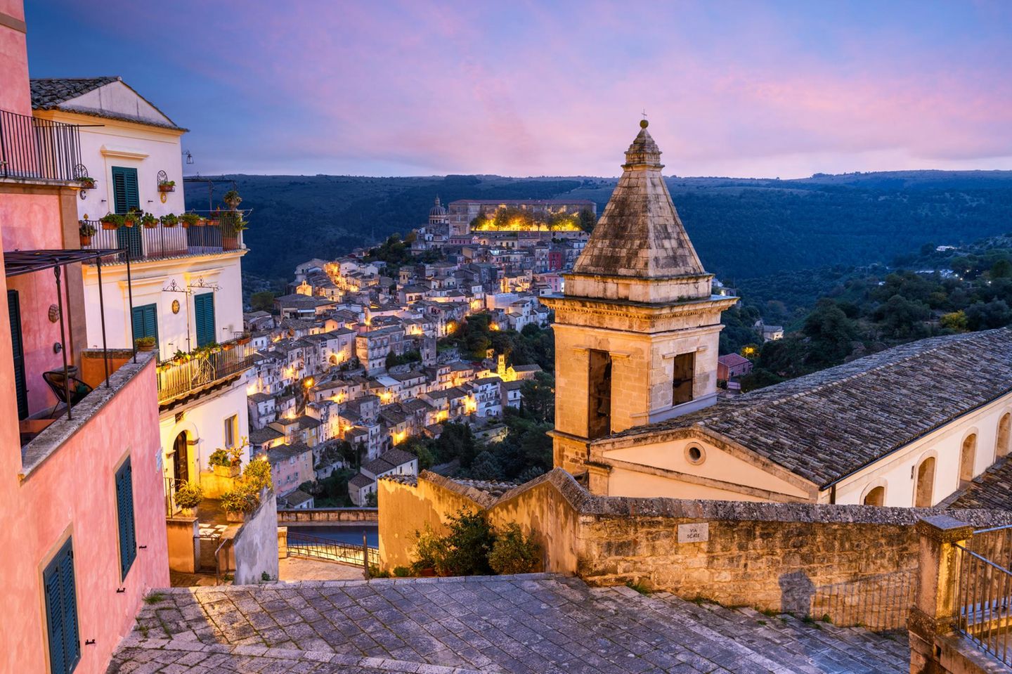 Ragusa auf Sizilien am Abend