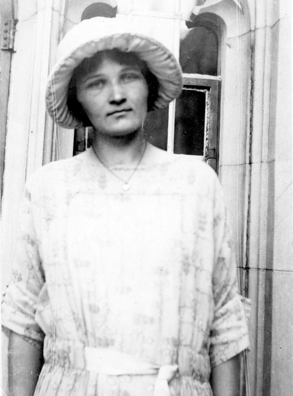 Cecilia Payne-Gaposchkin blickt in Kamera