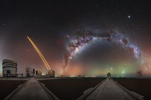 Über der Atacama-Wüste im Norden Chiles. Dem Astrofotografen Julien Looten gelang dieses spektakuläre Kugelpanorama. In dessen Zentrum krümmt sich das Sternenband der Milchstraße oberhalb eines Observatoriums des Very Large Telescope der Europäischen Südsternwarte.   Als leuchteten nicht schon genug Himmelskörper, wirft gleich nebenan ein Riesenteleskop Lasersterne in die Nacht. Wenn Turbulenzen die Atmosphäre durcheinanderwirbeln, flackern die künstlichen Sterne, woraus Forschende ablesen, wie die Atmosphäre das Licht auch der echten Sterne verändert.  In der Dunkelheit der Wüste erstrahlt schwach grün und rot das Luftleuchten: Wenn am Tage UV-Licht der Sonne auf die Atmosphäre einprasselt, leuchtet diese bis in die Nacht hinein nach. Der weiße Pinselstrich am linken Bildrand, das Zodiakallicht, markiert wiederum die planetare Scheibe: jene Ebene, in der die Planeten um die Sonne kreisen und in der Gas und Staub Sonnenlicht streuen.   KW 05