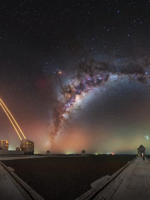 Über der Atacama-Wüste im Norden Chiles. Dem Astrofotografen Julien Looten gelang dieses spektakuläre Kugelpanorama. In dessen Zentrum krümmt sich das Sternenband der Milchstraße oberhalb eines Observatoriums des Very Large Telescope der Europäischen Südsternwarte.   Als leuchteten nicht schon genug Himmelskörper, wirft gleich nebenan ein Riesenteleskop Lasersterne in die Nacht. Wenn Turbulenzen die Atmosphäre durcheinanderwirbeln, flackern die künstlichen Sterne, woraus Forschende ablesen, wie die Atmosphäre das Licht auch der echten Sterne verändert.  In der Dunkelheit der Wüste erstrahlt schwach grün und rot das Luftleuchten: Wenn am Tage UV-Licht der Sonne auf die Atmosphäre einprasselt, leuchtet diese bis in die Nacht hinein nach. Der weiße Pinselstrich am linken Bildrand, das Zodiakallicht, markiert wiederum die planetare Scheibe: jene Ebene, in der die Planeten um die Sonne kreisen und in der Gas und Staub Sonnenlicht streuen.   KW 05
