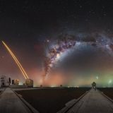 Über der Atacama-Wüste im Norden Chiles. Dem Astrofotografen Julien Looten gelang dieses spektakuläre Kugelpanorama. In dessen Zentrum krümmt sich das Sternenband der Milchstraße oberhalb eines Observatoriums des Very Large Telescope der Europäischen Südsternwarte.   Als leuchteten nicht schon genug Himmelskörper, wirft gleich nebenan ein Riesenteleskop Lasersterne in die Nacht. Wenn Turbulenzen die Atmosphäre durcheinanderwirbeln, flackern die künstlichen Sterne, woraus Forschende ablesen, wie die Atmosphäre das Licht auch der echten Sterne verändert.  In der Dunkelheit der Wüste erstrahlt schwach grün und rot das Luftleuchten: Wenn am Tage UV-Licht der Sonne auf die Atmosphäre einprasselt, leuchtet diese bis in die Nacht hinein nach. Der weiße Pinselstrich am linken Bildrand, das Zodiakallicht, markiert wiederum die planetare Scheibe: jene Ebene, in der die Planeten um die Sonne kreisen und in der Gas und Staub Sonnenlicht streuen.   KW 05