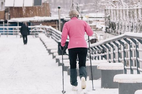 Loipen sind nicht zwingend nötig: Verschneite Wege, Parks oder Felder eignen sich perfekt für den Einstieg ins Langlaufen. Foto: