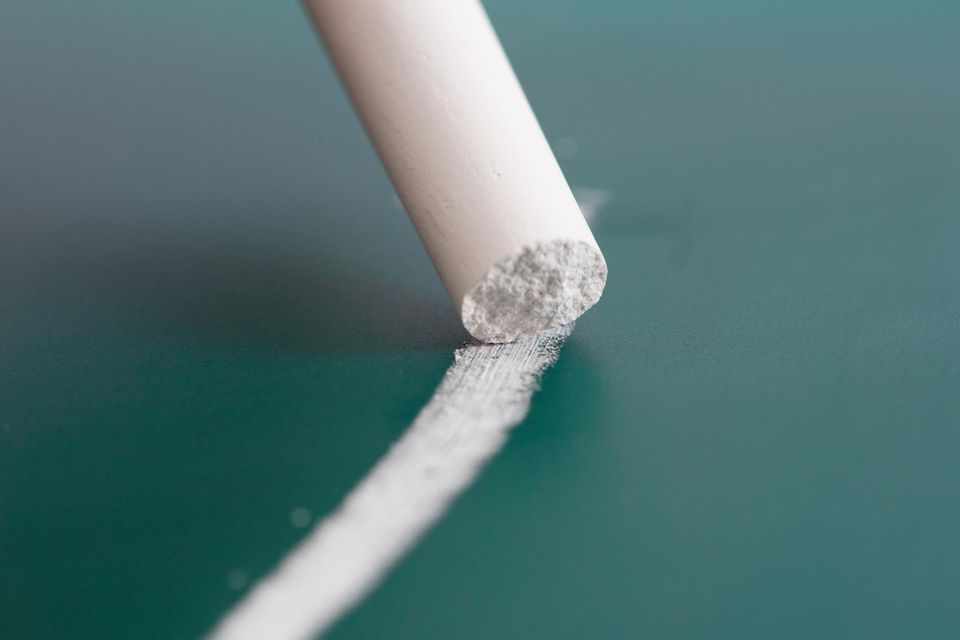 Wenn Kreide über die Tafel kratzt, triggert das viele. Bei Misophonen überreagiert das autonome Nervensystem und führt dazu, dass sie auf den Reiz fokussiert bleiben