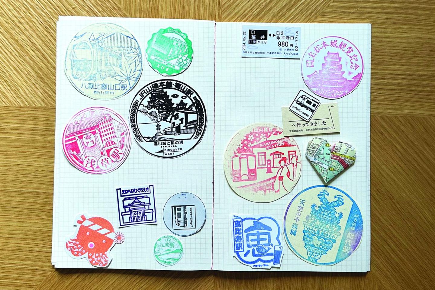 Ein Buch mit Stempeln