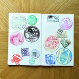 Ein Buch mit Stempeln