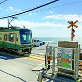 Ein Zug fährt nah am Meer entlang