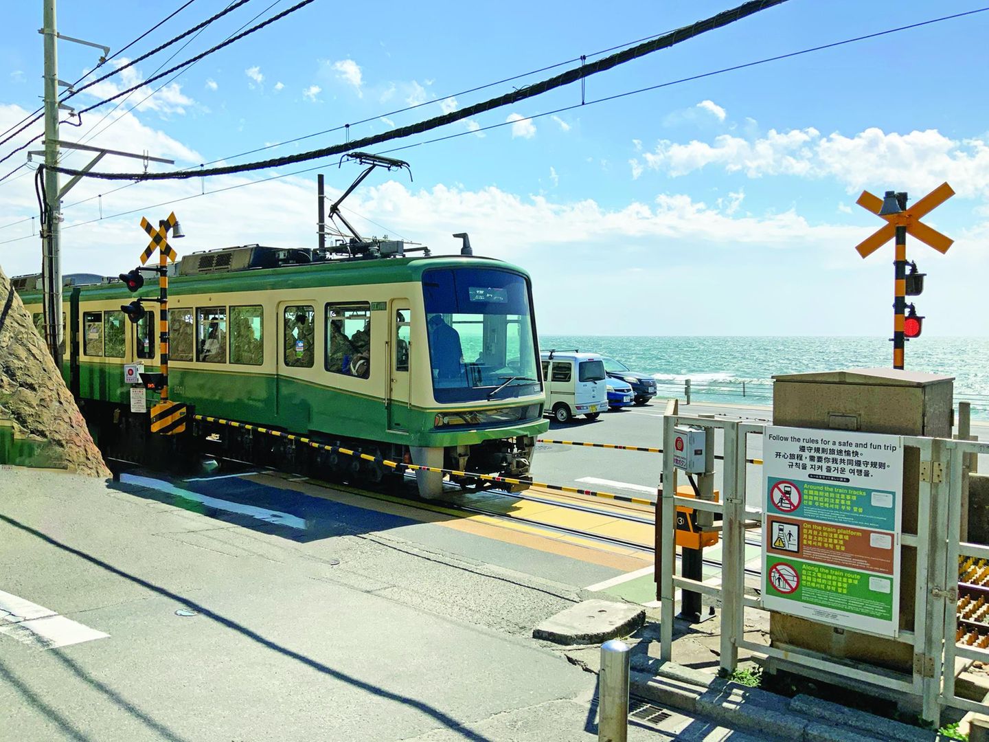 Ein Zug fährt nah am Meer entlang