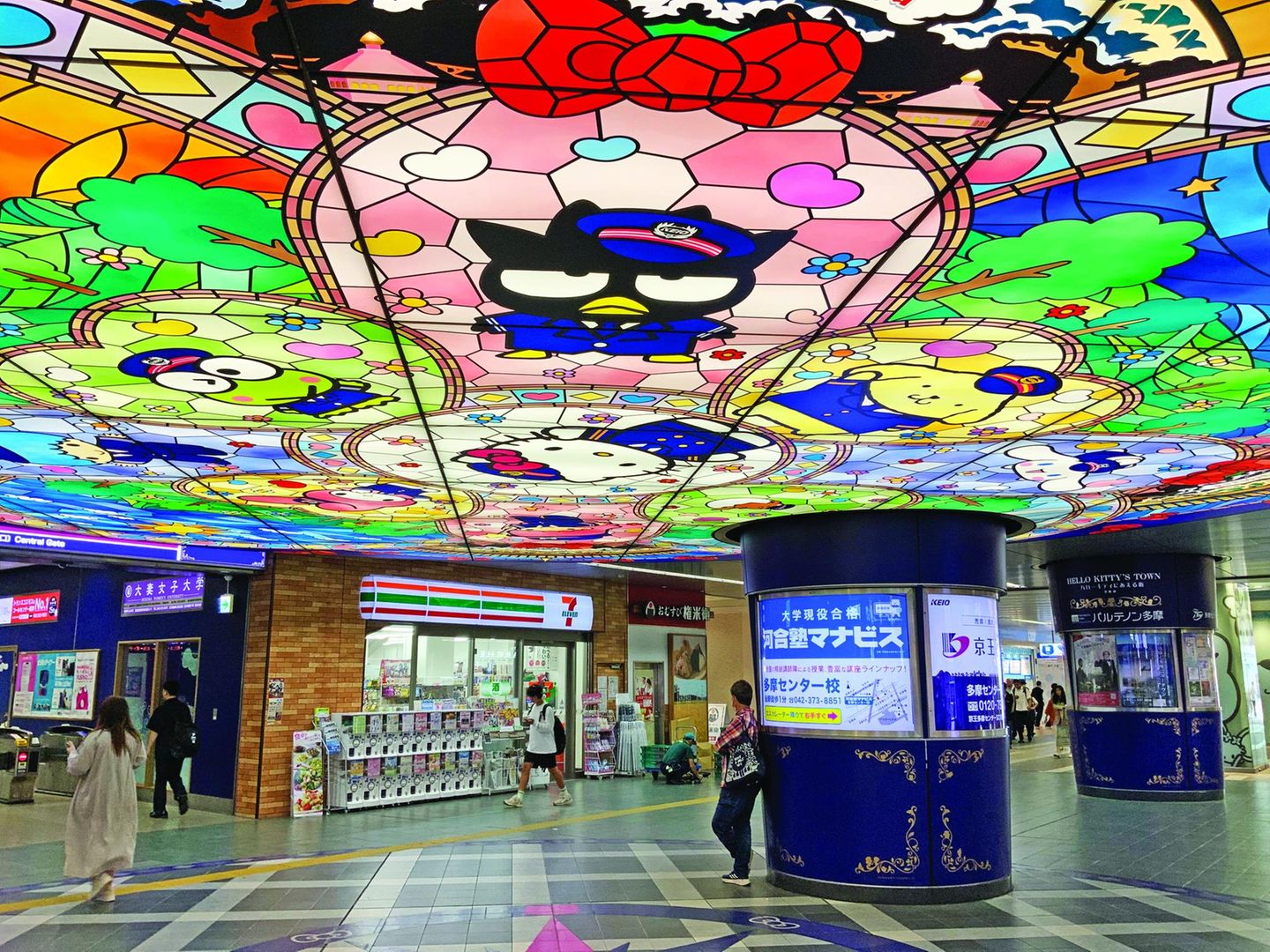 Eine Bahnhofshalle, an der Decke mit Hello Kitty Motiven verziert