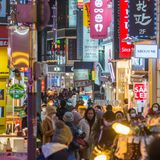 Im Herzen Seouls liegt eines der beliebtesten Einkaufsviertel der Stadt. Von globalen Marken bis zu kleinen Läden mit Kosmetik, Mode und Souvenirs finden Sie hier fast alles. Das bunte Viertel ist außerdem für sein Streetfood bekannt. Gönnen Sie sich beim Bummeln unbedingt koreanische Köstlichkeiten wie Tteokbokki (würzige Reiskuchen), Hotteok (süße Pfannkuchen) oder Mandu (Teigtaschen).