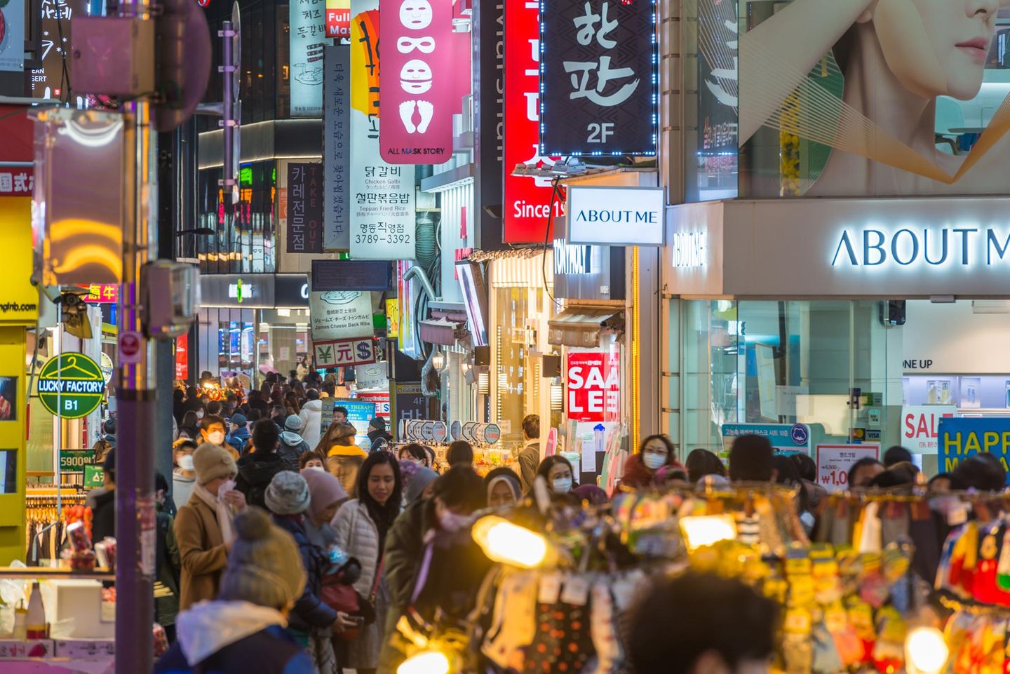 Im Herzen Seouls liegt eines der beliebtesten Einkaufsviertel der Stadt. Von globalen Marken bis zu kleinen Läden mit Kosmetik, Mode und Souvenirs finden Sie hier fast alles. Das bunte Viertel ist außerdem für sein Streetfood bekannt. Gönnen Sie sich beim Bummeln unbedingt koreanische Köstlichkeiten wie Tteokbokki (würzige Reiskuchen), Hotteok (süße Pfannkuchen) oder Mandu (Teigtaschen).