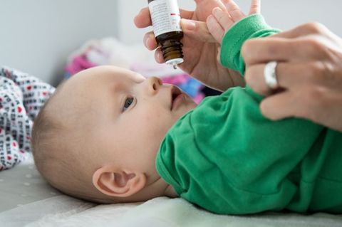 Winterbabys nehmen meist länger Vitamin-D-Präparate: Bei Geburt im Herbst oder Winter wird die Einnahme auf 18 Monate verlängert