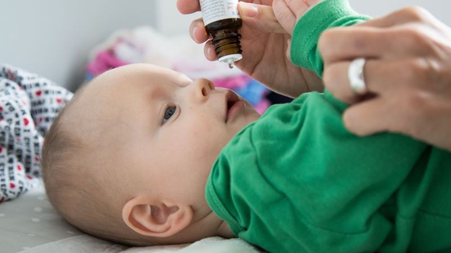 Winterbabys nehmen meist länger Vitamin-D-Präparate: Bei Geburt im Herbst oder Winter wird die Einnahme auf 18 Monate verlängert